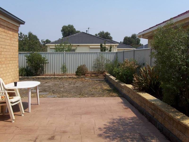 33 Parkin Ave, Caroline Springs VIC 3023