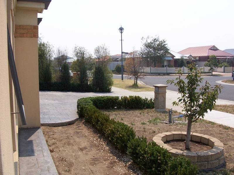 33 Parkin Ave, Caroline Springs VIC 3023