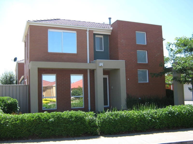 1/30 The Parkway, Caroline Springs VIC 3023