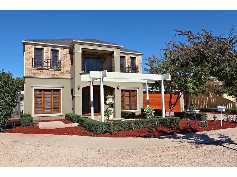 6  Selwyn Close, Caroline Springs VIC 3023