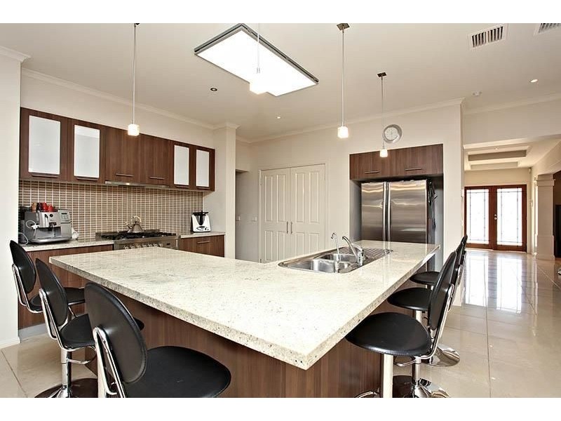 6  Selwyn Close, Caroline Springs VIC 3023