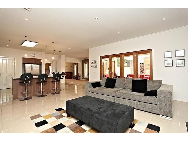 6  Selwyn Close, Caroline Springs VIC 3023