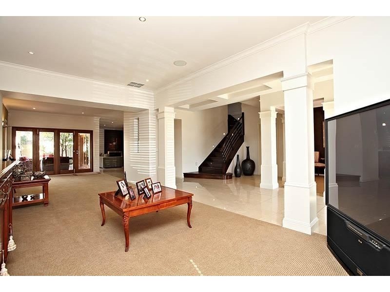 6  Selwyn Close, Caroline Springs VIC 3023