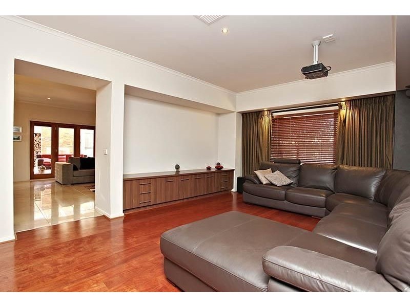 6  Selwyn Close, Caroline Springs VIC 3023