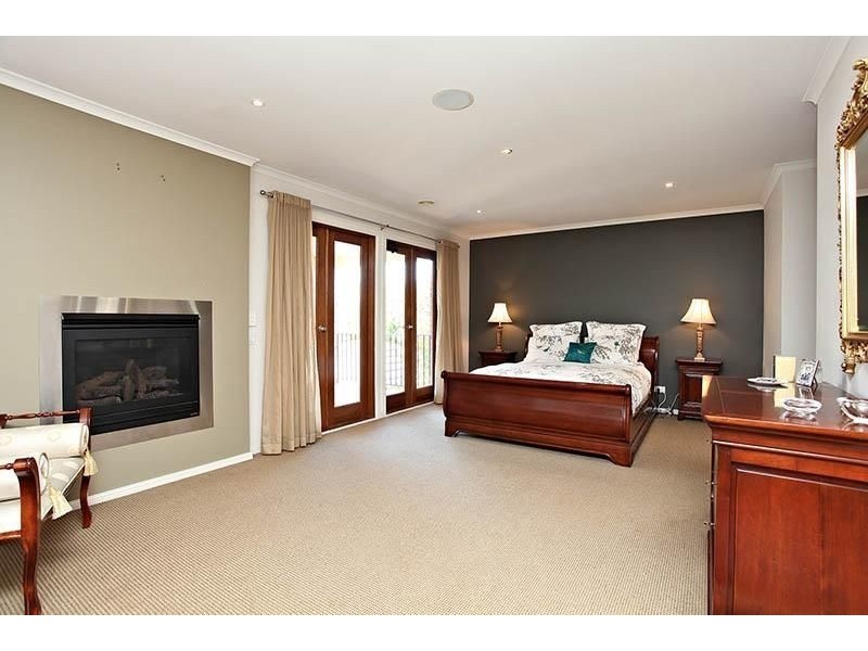 6  Selwyn Close, Caroline Springs VIC 3023