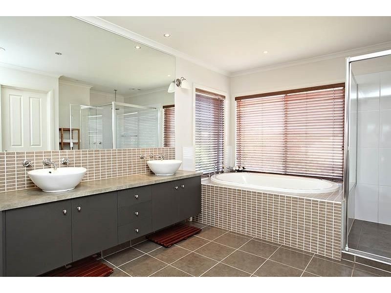 6  Selwyn Close, Caroline Springs VIC 3023