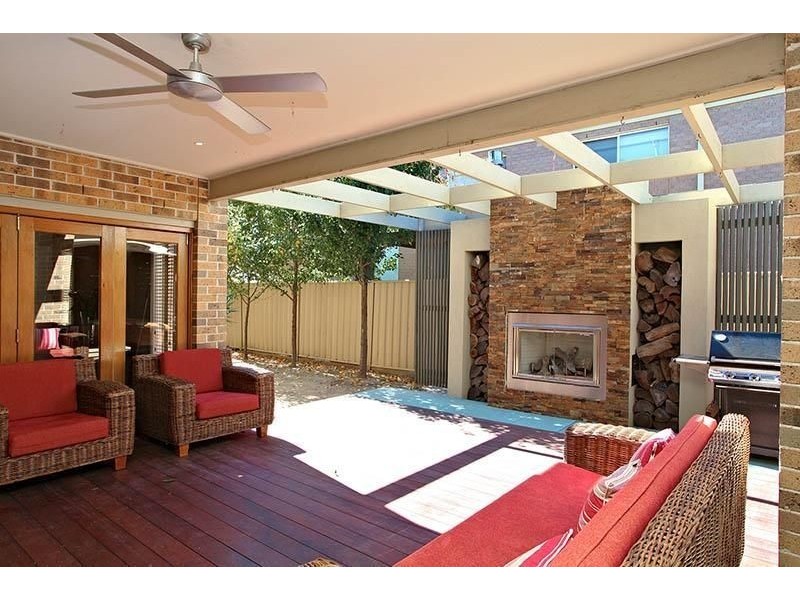 6  Selwyn Close, Caroline Springs VIC 3023