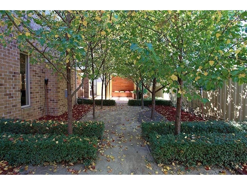 6  Selwyn Close, Caroline Springs VIC 3023