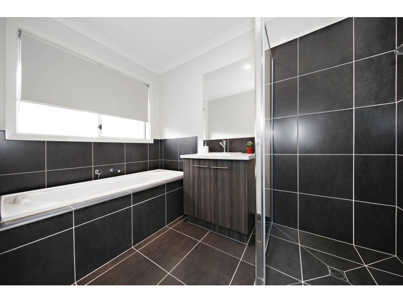 9 Beaconsfield Lane, Caroline Springs VIC 3023