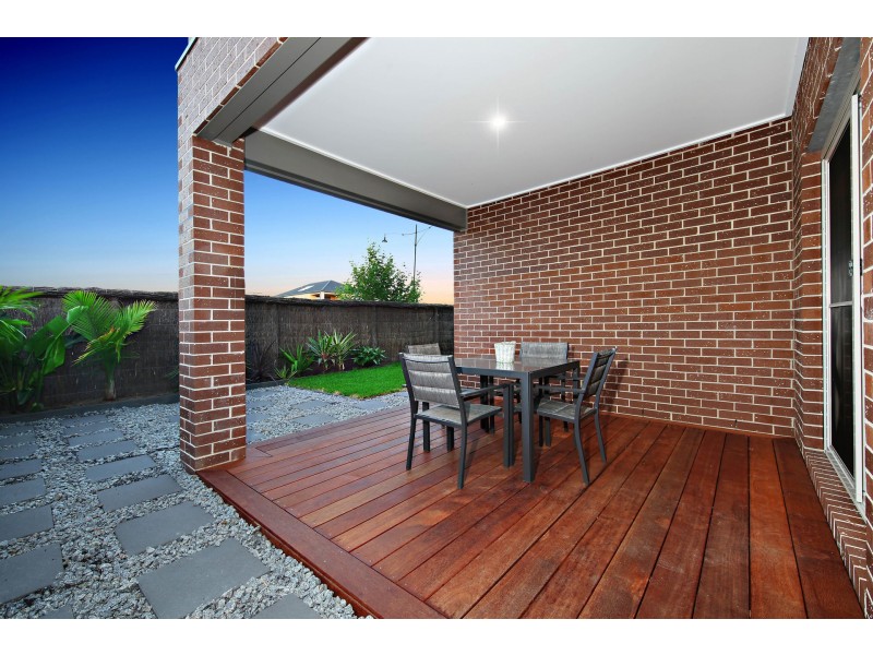9 Beaconsfield Lane, Caroline Springs VIC 3023