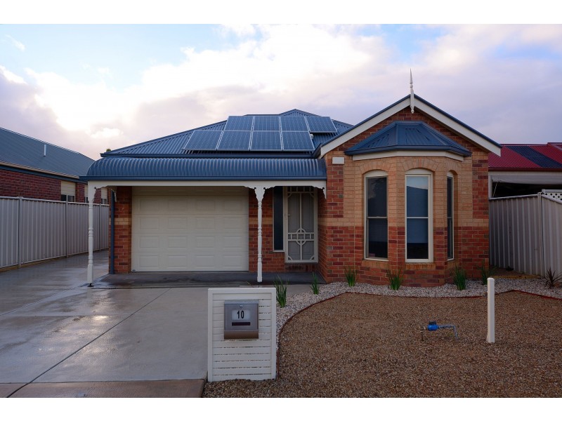 10 Castlemaine Way, Caroline Springs VIC 3023