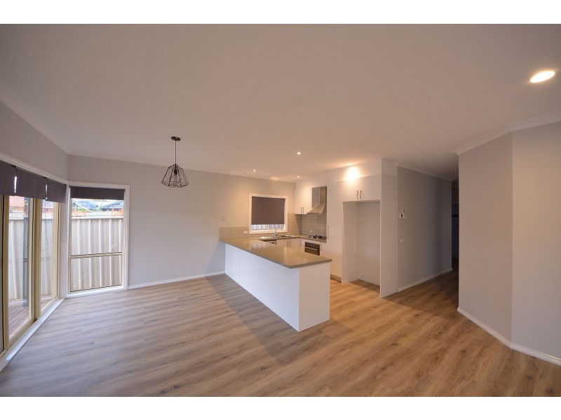 10 Castlemaine Way, Caroline Springs VIC 3023