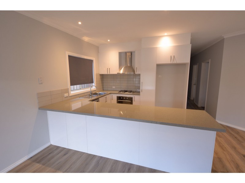 10 Castlemaine Way, Caroline Springs VIC 3023