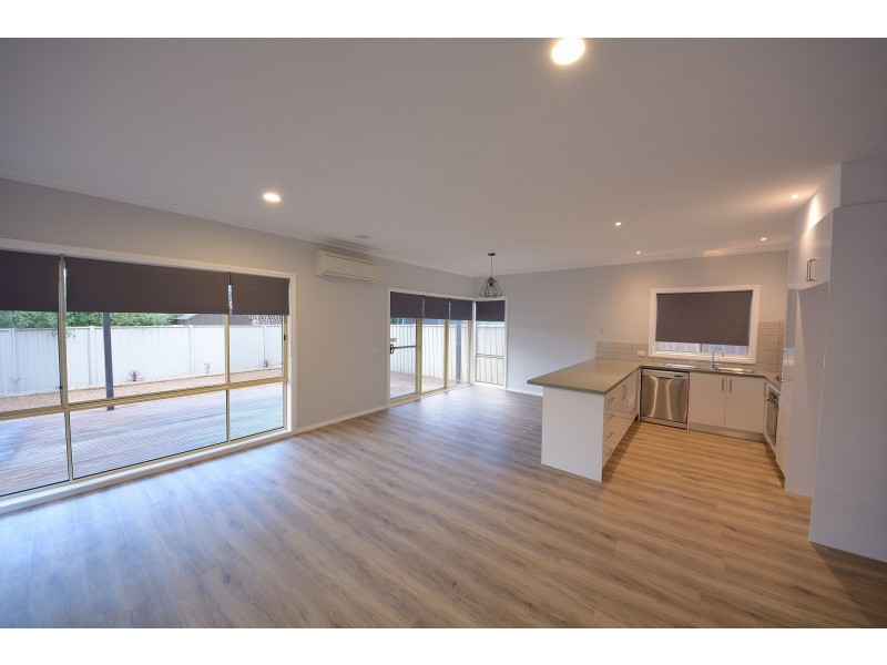 10 Castlemaine Way, Caroline Springs VIC 3023