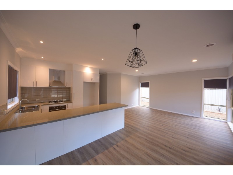 10 Castlemaine Way, Caroline Springs VIC 3023