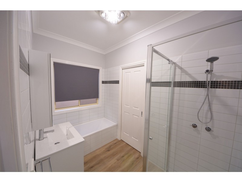 10 Castlemaine Way, Caroline Springs VIC 3023