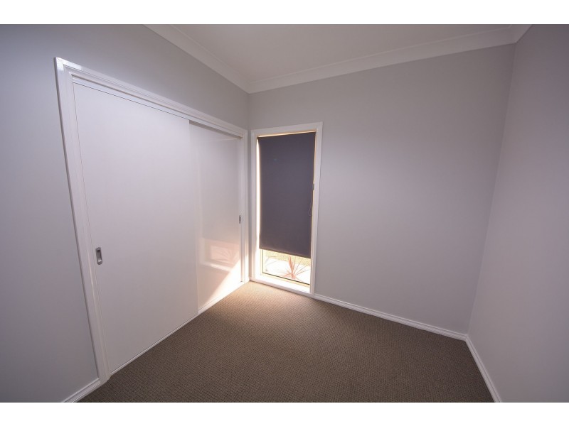 10 Castlemaine Way, Caroline Springs VIC 3023