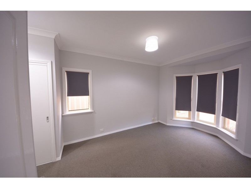 10 Castlemaine Way, Caroline Springs VIC 3023