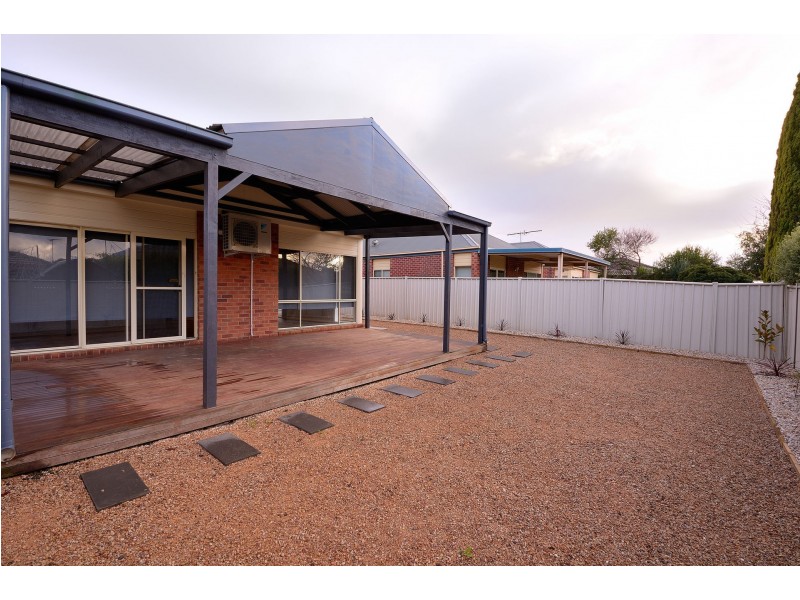 10 Castlemaine Way, Caroline Springs VIC 3023