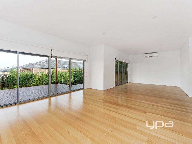 33 Clementson Drive, Caroline Springs VIC 3023