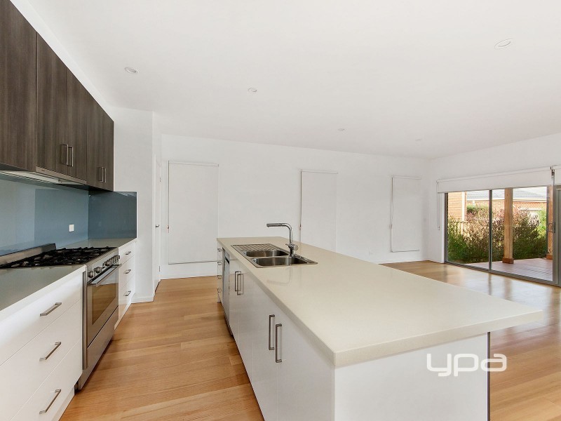 33 Clementson Drive, Caroline Springs VIC 3023