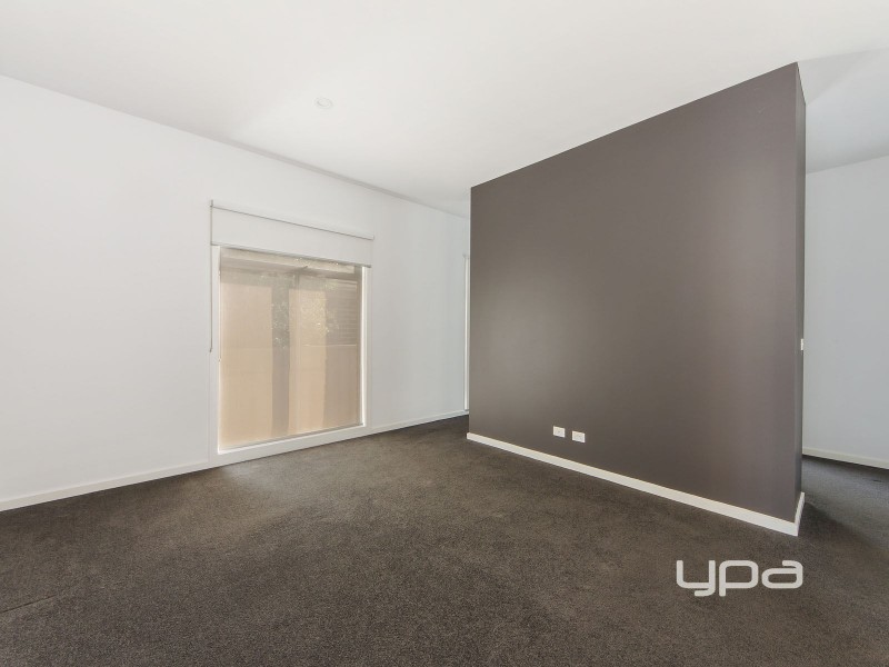 33 Clementson Drive, Caroline Springs VIC 3023