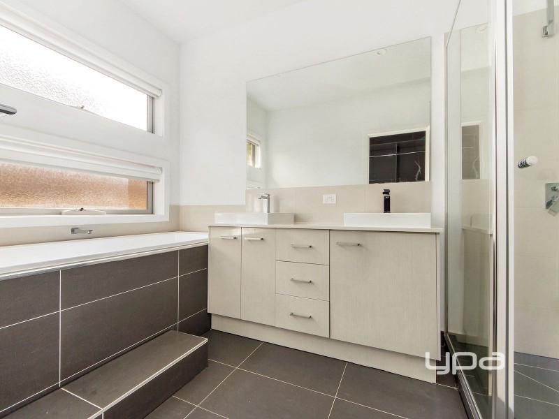 33 Clementson Drive, Caroline Springs VIC 3023