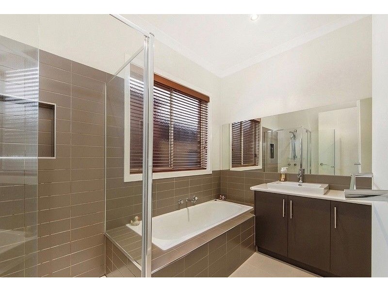 8 Parsley Street, Caroline Springs VIC 3023