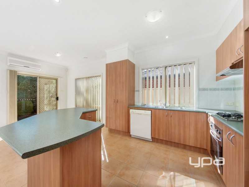 2 Yendon Close, Caroline Springs VIC 3023