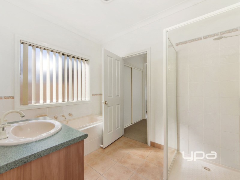 2 Yendon Close, Caroline Springs VIC 3023