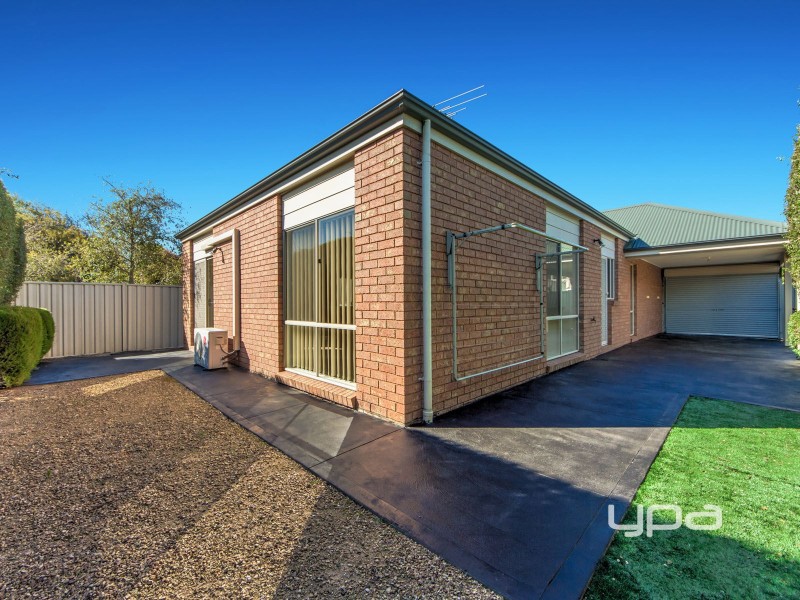 2 Yendon Close, Caroline Springs VIC 3023