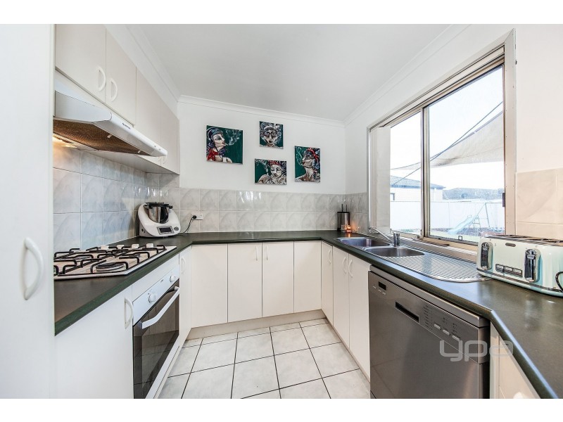 8 Patterson Close, Caroline Springs VIC 3023