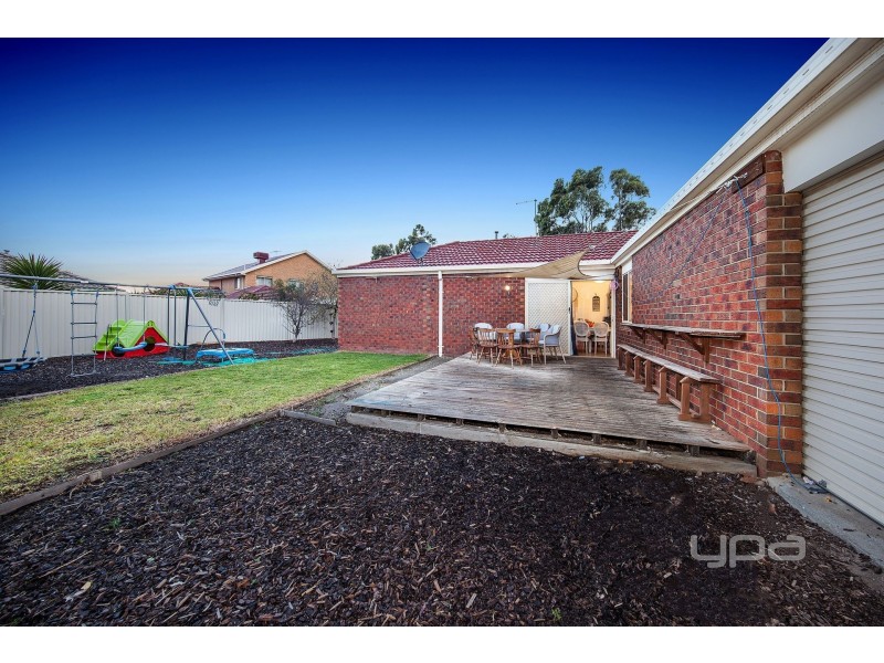 8 Patterson Close, Caroline Springs VIC 3023