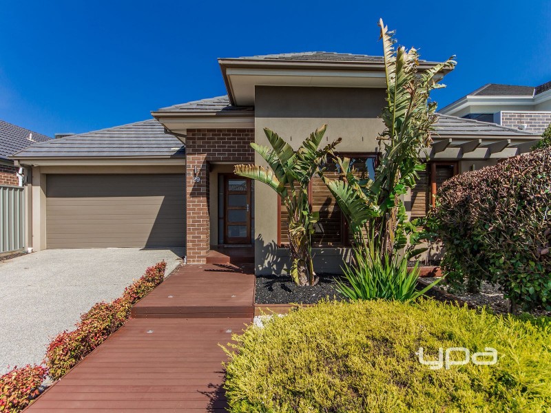 29 Rutherglen Way, Caroline Springs VIC 3023