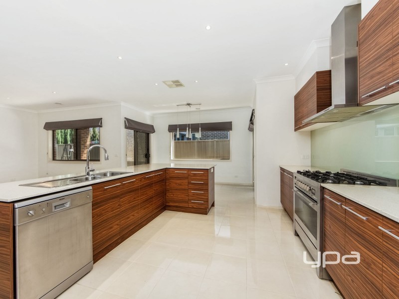 29 Rutherglen Way, Caroline Springs VIC 3023