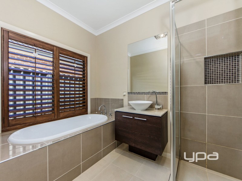 29 Rutherglen Way, Caroline Springs VIC 3023
