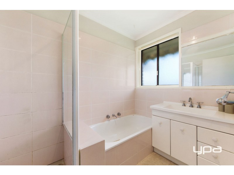 28 Chester Crescent, Deer Park VIC 3023