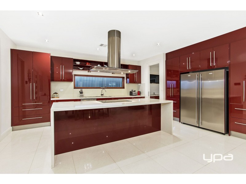 6 Clonandra Lane, Caroline Springs VIC 3023