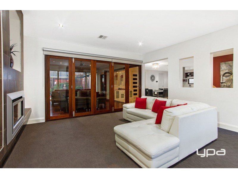 6 Clonandra Lane, Caroline Springs VIC 3023