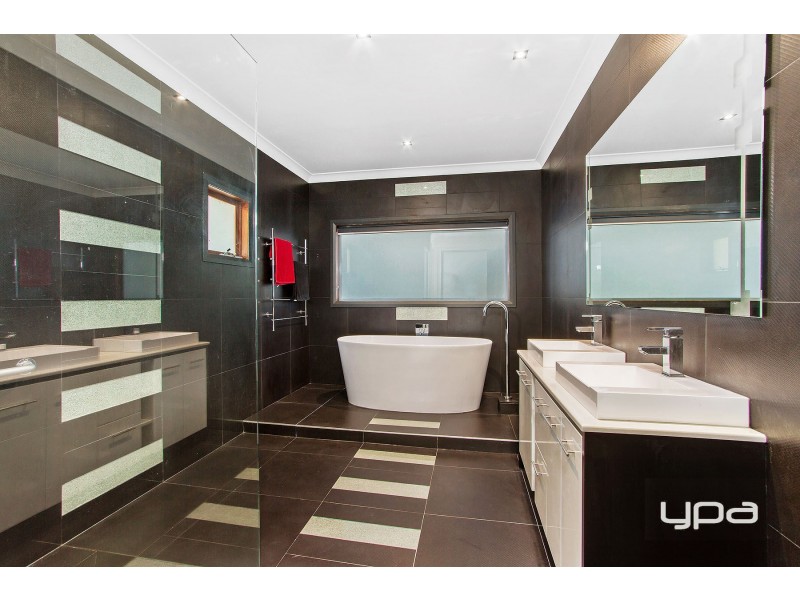 6 Clonandra Lane, Caroline Springs VIC 3023