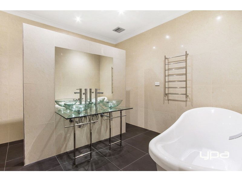 6 Clonandra Lane, Caroline Springs VIC 3023