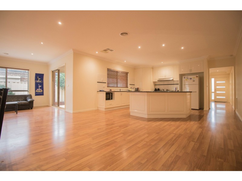 7 Omarama Way, Taylors Hill VIC 3037