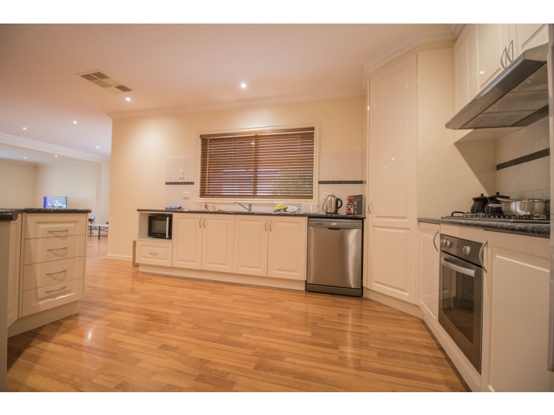 7 Omarama Way, Taylors Hill VIC 3037