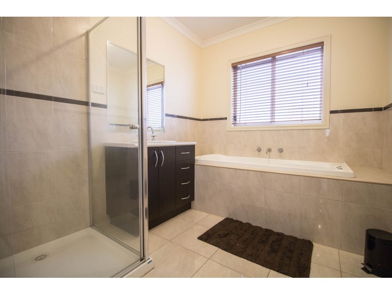 7 Omarama Way, Taylors Hill VIC 3037