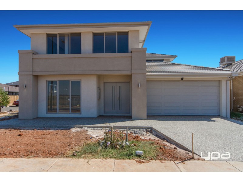 10 Gilderton Esplanade, Caroline Springs VIC 3023