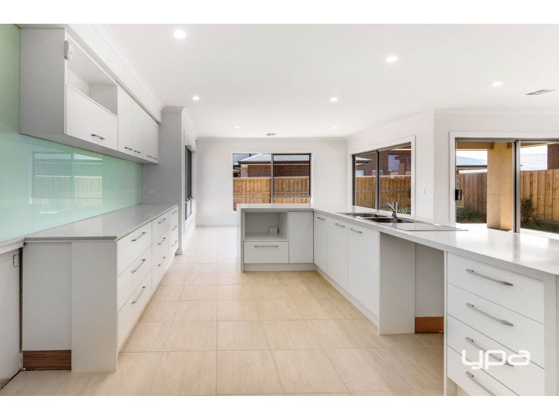 10 Gilderton Esplanade, Caroline Springs VIC 3023