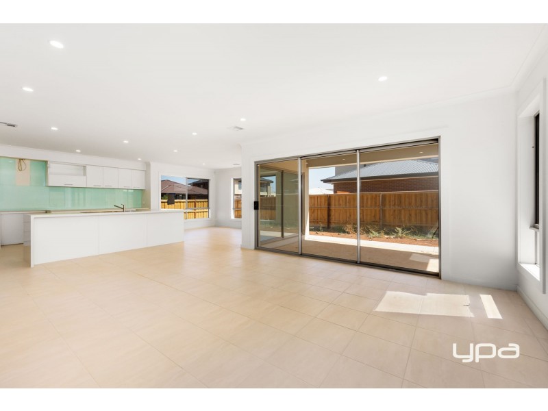 10 Gilderton Esplanade, Caroline Springs VIC 3023