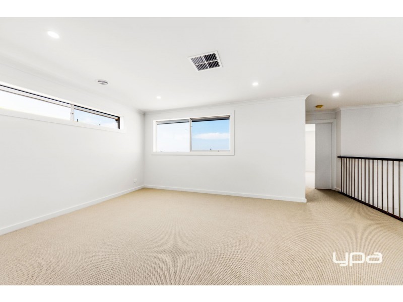 10 Gilderton Esplanade, Caroline Springs VIC 3023