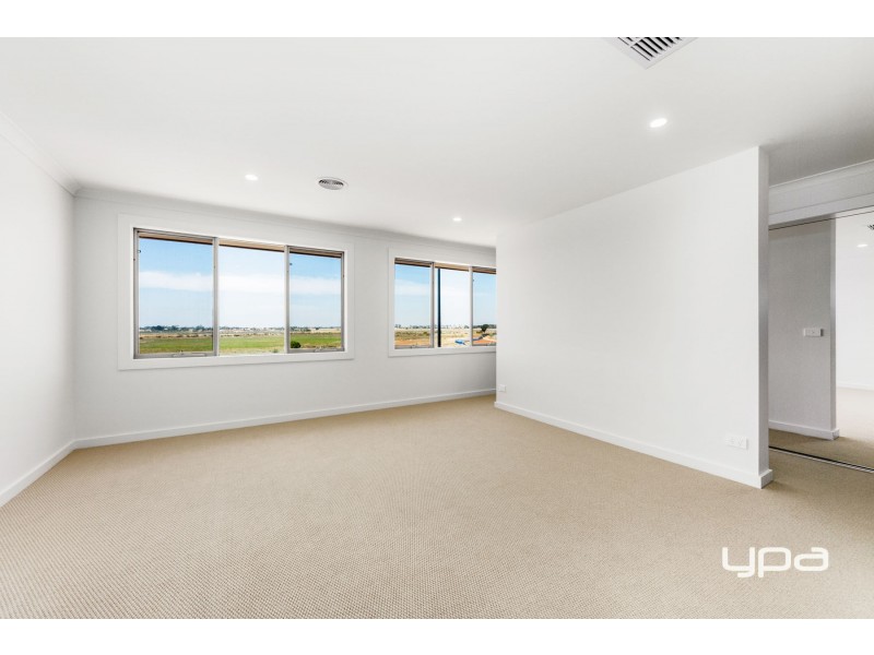 10 Gilderton Esplanade, Caroline Springs VIC 3023