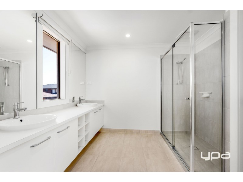 10 Gilderton Esplanade, Caroline Springs VIC 3023